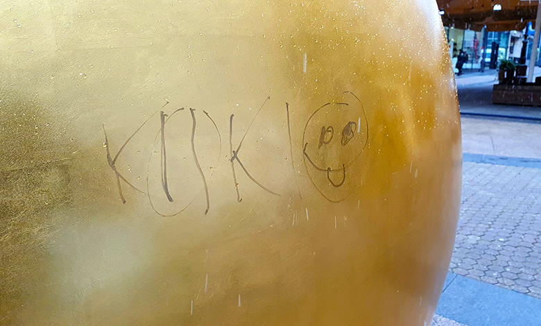 Sramotno: već je išarano restaurirano Prizemljeno Sunce u srcu Zagreba!