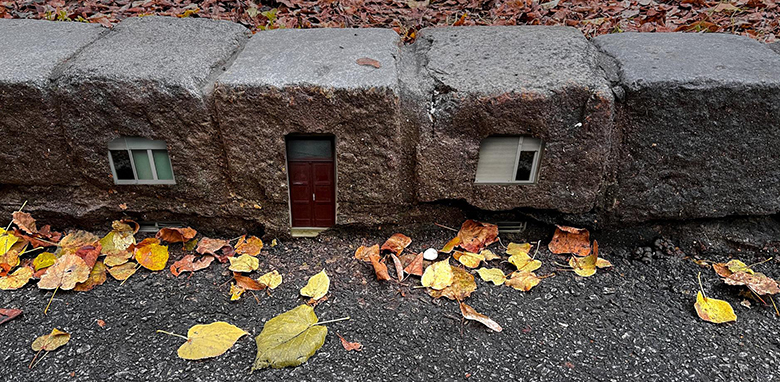 Zastani, pogledaj dolje i pronađi mali grad!