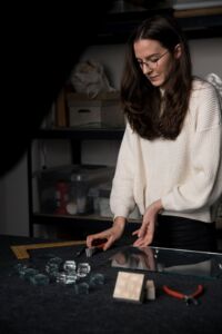 Zvonimira Karavida izradila staklene plakete s rozetom Sveučilišta u Zadru