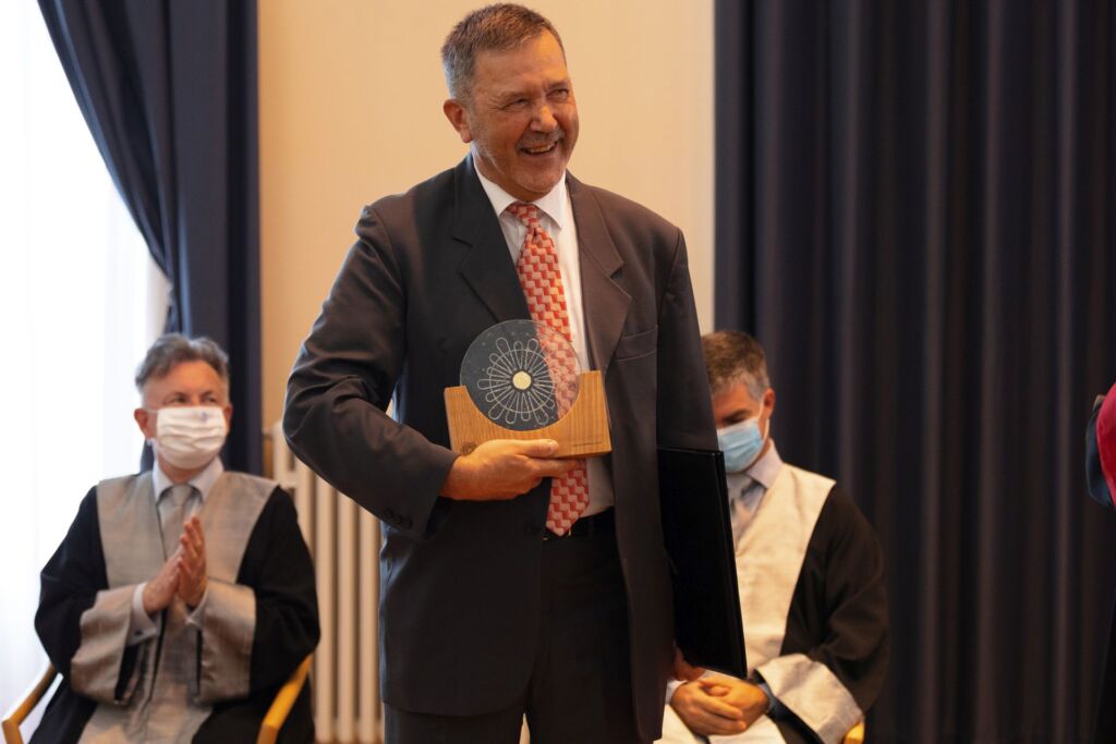 Zvonimira Karavida izradila staklene plakete s rozetom Sveučilišta u Zadru