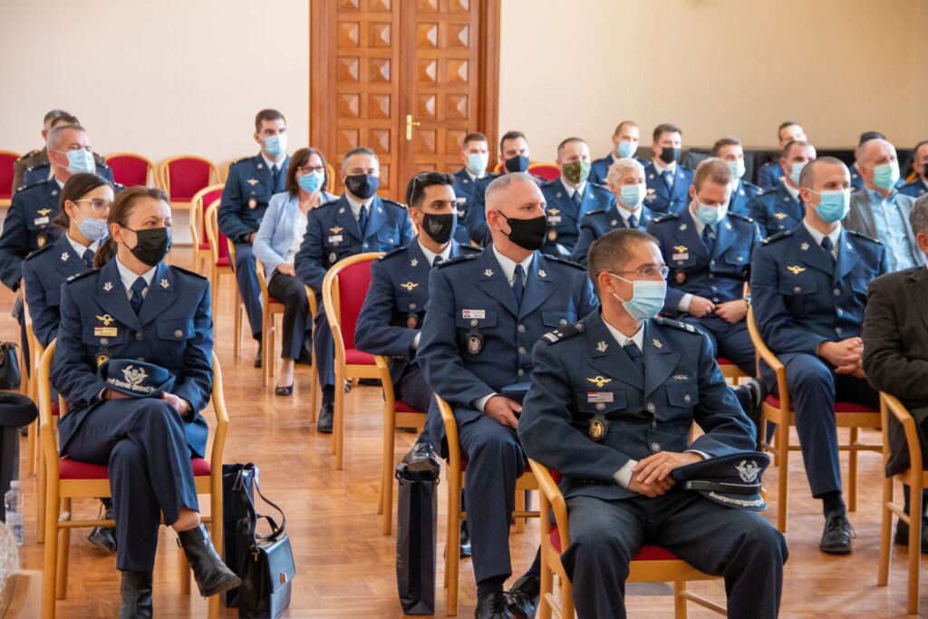 Poštujte svoje učenike jer ćete sutra letjeti krilo uz krilo!