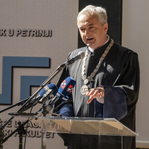 Krajnje je vrijeme da vratimo dostojanstvo našim učiteljima