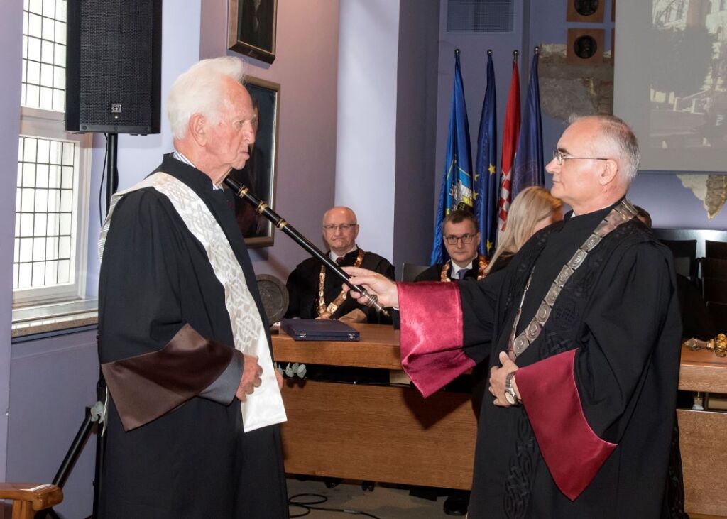 Profesoru emeritusu Eriku Cohenu svečano dodijeljen počasni doktorat Sveučilišta u Zagrebu