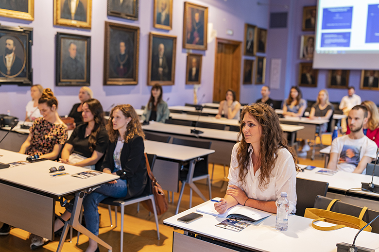Želite postati konferencijski prevoditelj?