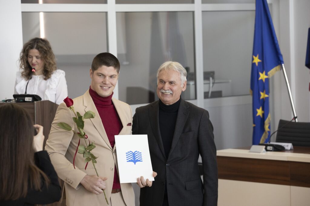 Tek mu je 27 godina, a već je ostvario brojne zavidne uspjehe
