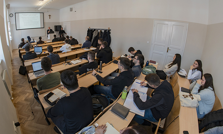 Studenti i profesori KBF-a vratili se u obnovljenu zgradu!