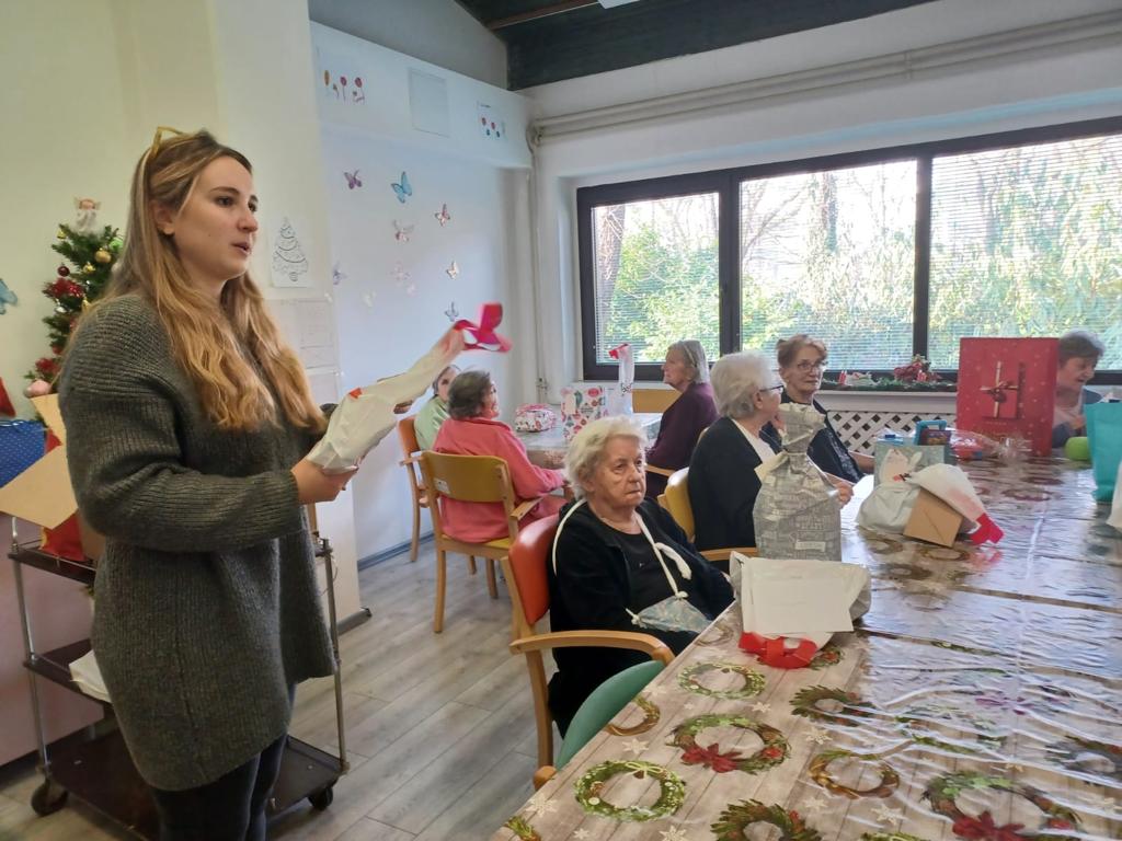 Studenti Medicinskog fakulteta i Akademije dramske umjetnosti u staračke domove unijeli radost i smijeh