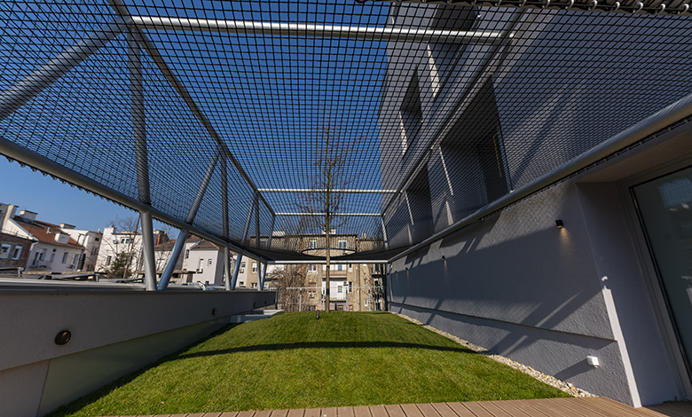 Moderna čelična ljepotica sa solarnim panelima u središtu Zagreba