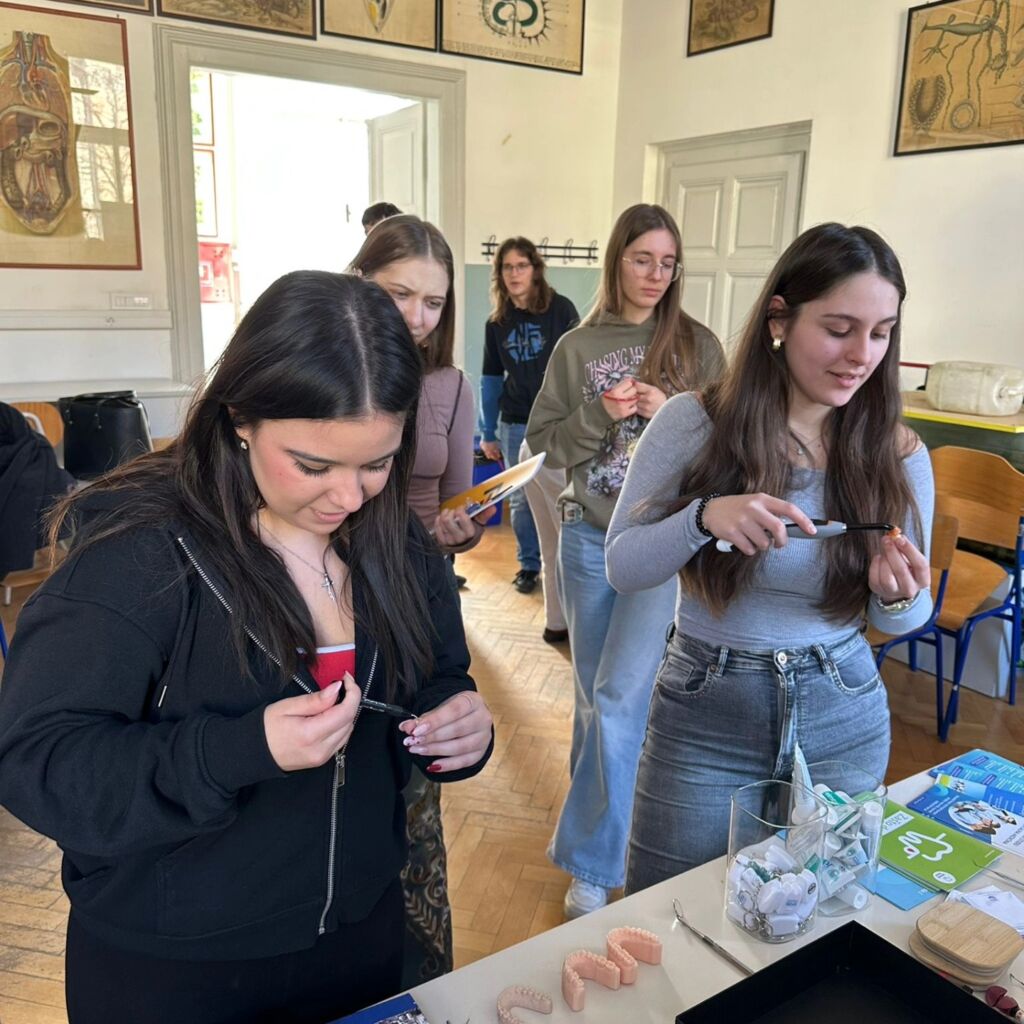 Srednjoškolci upoznali studij dentalne medicine i rad budućih stomatologa